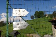 Alla Madonna delle Cime sul Corno Zuccone (1458 m) da Reggetto di Vedeseta il 14 maggio 2017 - FOTOGALLERY